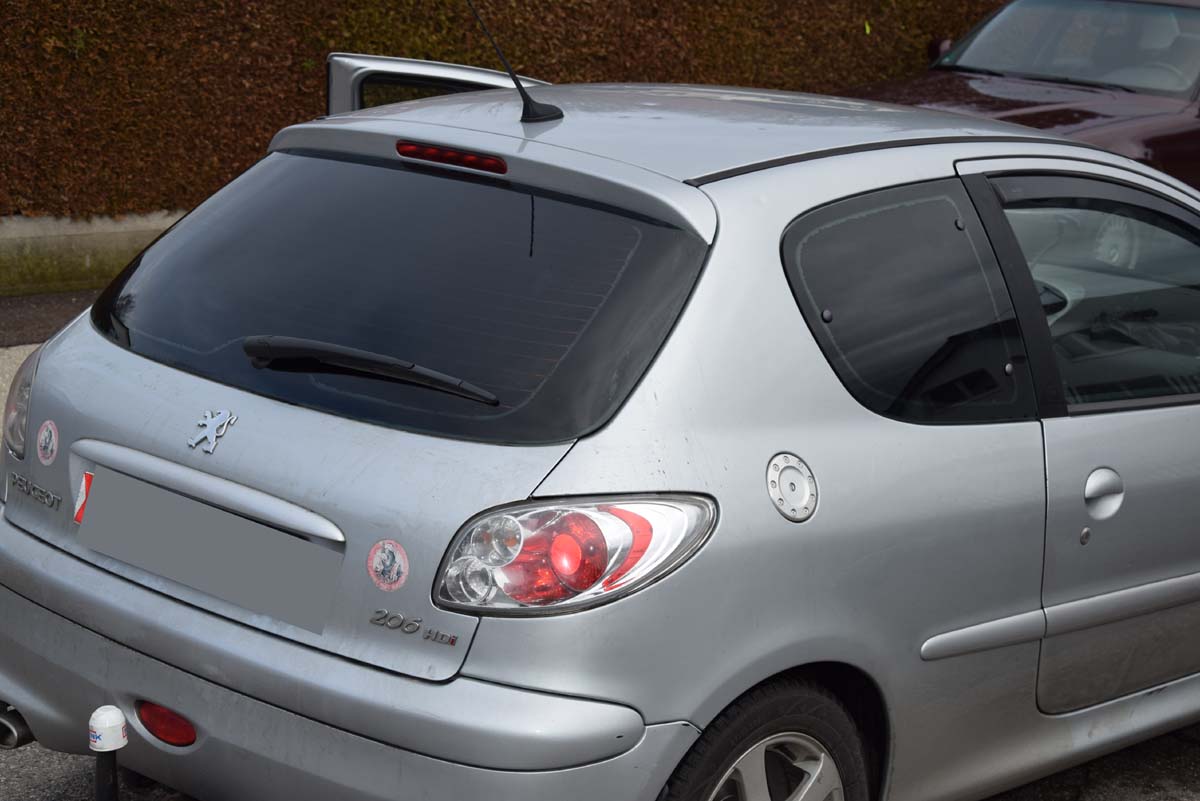 Tönungsfolie passgenau zugeschnitten und professionell montiert auf Peugeot 206 – Beispiel mit FVB Carbon Folie