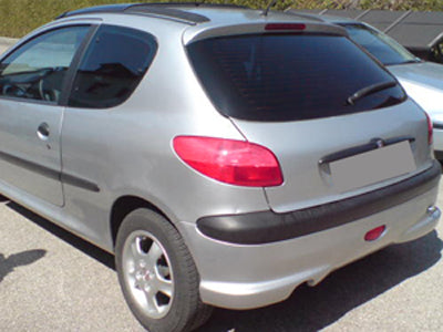 Tönungsfolie passgenau zugeschnitten und professionell montiert auf Peugeot 206 3-Türer – Beispiel mit FVB Carbon Folie