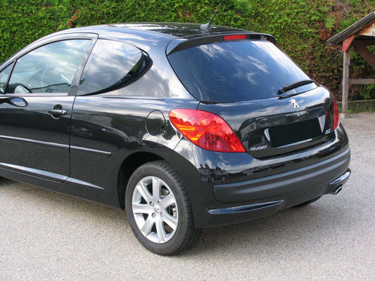 Tönungsfolie passgenau zugeschnitten und professionell montiert auf Peugeot 207 3-Türer – Beispiel mit FVB Carbon Folie