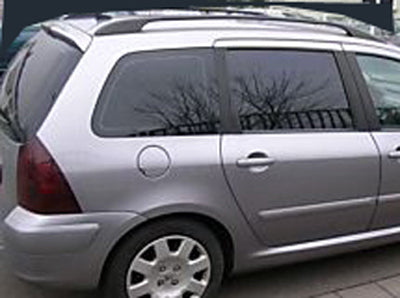 Tönungsfolie passgenau zugeschnitten und professionell montiert auf Peugeot 307 SW – Beispiel mit FVB Carbon Folie