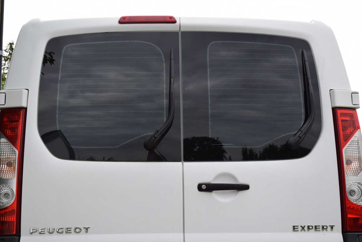 Tönungsfolie passgenau zugeschnitten und professionell montiert auf Peugeot Expert 2 Hecktüren – Beispiel mit FVB Carbon Folie