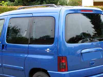 Tönungsfolie passgenau zugeschnitten und professionell montiert auf Peugeot Partner – Beispiel mit FVB Carbon Folie