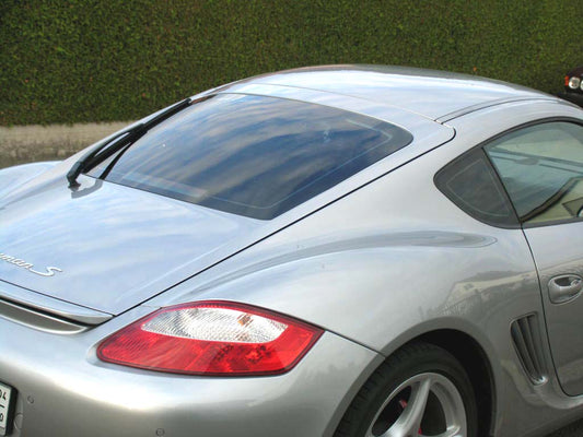 Tönungsfolie passgenau zugeschnitten und professionell montiert auf Porsche Cayman – Beispiel mit FVB Carbon Folie