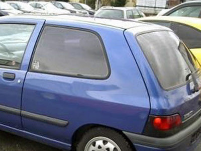 Tönungsfolie passgenau zugeschnitten und professionell montiert auf Renault Clio A 3-Türer – Beispiel mit FVB Carbon Folie