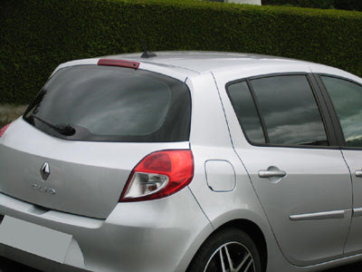 Tönungsfolie passgenau zugeschnitten und professionell montiert auf Renault Clio C 5-Türer – Beispiel mit FVB Carbon Folie