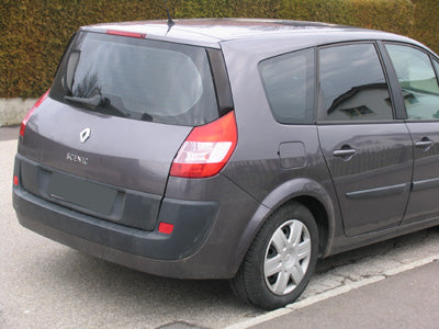 Tönungsfolie passgenau zugeschnitten und professionell montiert auf Renault Grand Scenic JM – Beispiel mit FVB Carbon Folie
