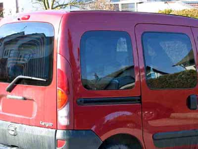 Tönungsfolie passgenau zugeschnitten und professionell montiert auf Renault Kangoo 1 mit Heckklappe – Beispiel mit FVB Carbon Folie