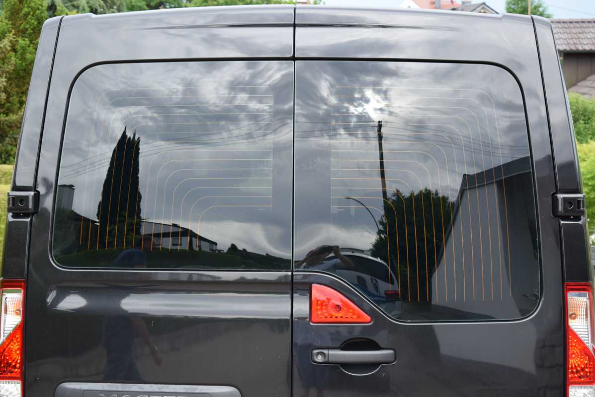 Tönungsfolie passgenau zugeschnitten und professionell montiert auf Renault Master 3 Hecktüren – Beispiel mit FVB Carbon Folie