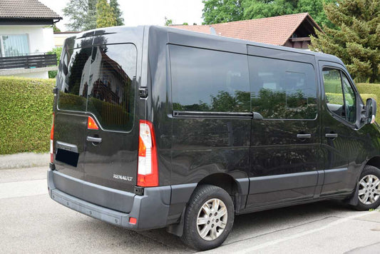 Tönungsfolie passgenau zugeschnitten und professionell montiert auf Renault Master 3 – Beispiel mit FVB Carbon Folie