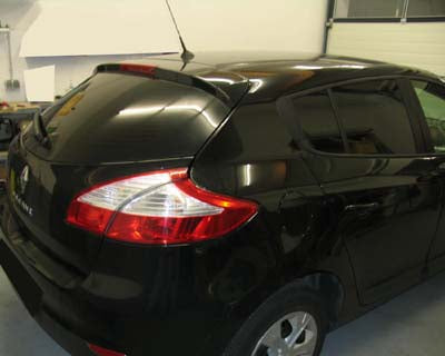 Tönungsfolie passgenau zugeschnitten und professionell montiert auf Renault Megane 3 – Beispiel mit FVB Carbon Folie