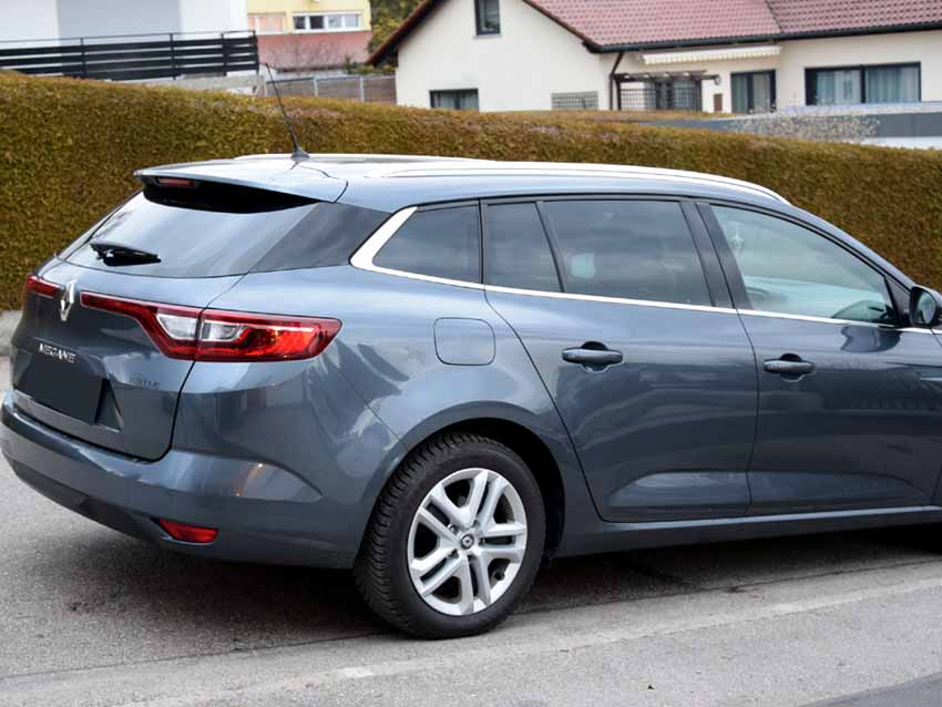 Tönungsfolie passgenau zugeschnitten und professionell montiert auf Renault Megane Grandtour 4  – Beispiel mit FVB Carbon Folie