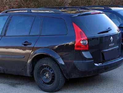 Tönungsfolie passgenau zugeschnitten und professionell montiert auf Renault Megane Grandtour 2 – Beispiel mit FVB Carbon Folie