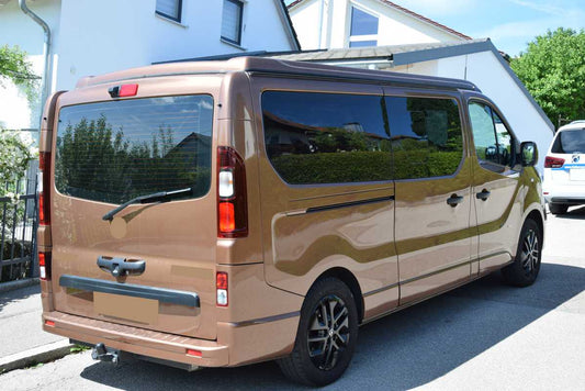 Tönungsfolie passgenau zugeschnitten und professionell montiert auf Renault Trafic 3 lang – Beispiel mit FVB Carbon Folie