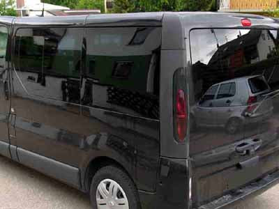 Tönungsfolie passgenau zugeschnitten und professionell montiert auf Renault Trafic 2 kurz – Beispiel mit FVB Carbon Folie