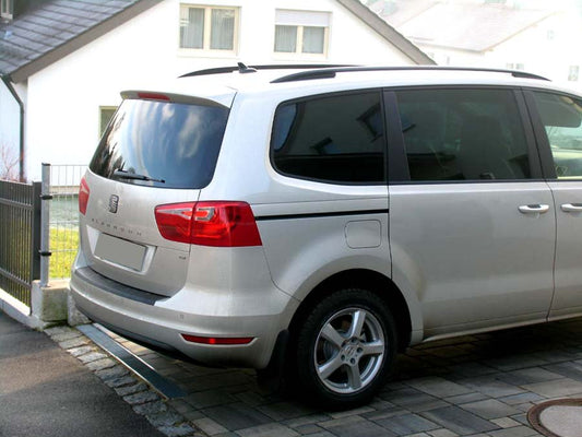 Tönungsfolie passgenau zugeschnitten und professionell montiert auf Seat Alhambra 7N – Beispiel mit FVB Carbon Folie