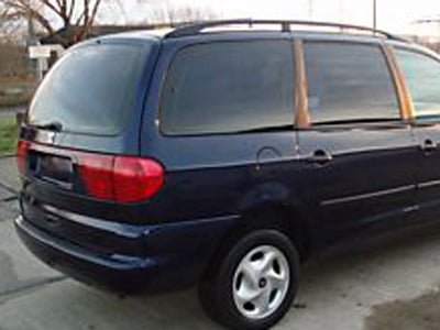 Tönungsfolie passgenau zugeschnitten und professionell montiert auf Seat Alhambra MK1 – Beispiel mit FVB Carbon Folie