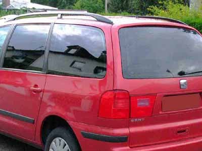 Tönungsfolie passgenau zugeschnitten und professionell montiert auf Seat Alhambra mk2 – Beispiel mit FVB Carbon Folie