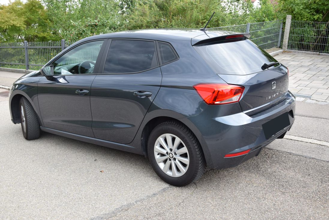 Tönungsfolie passgenau zugeschnitten und professionell montiert auf Seat Ibiza 6F – Beispiel mit FVB Carbon Folie