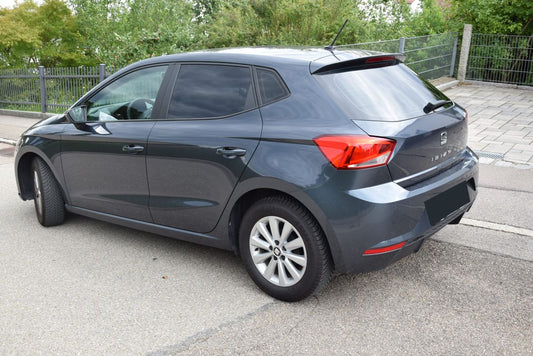 Tönungsfolie passgenau zugeschnitten und professionell montiert auf Seat Ibiza 6F – Beispiel mit FVB Carbon Folie