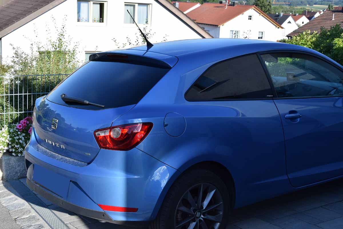Tönungsfolie passgenau zugeschnitten und professionell montiert auf Seat Ibiza SC 6J – Beispiel mit FVB Carbon Folie