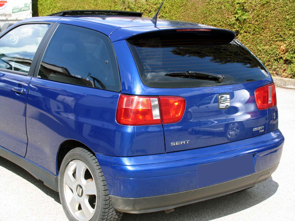 Tönungsfolie passgenau zugeschnitten und professionell montiert auf Seat Ibiza 6K2 – Beispiel mit FVB Carbon Folie