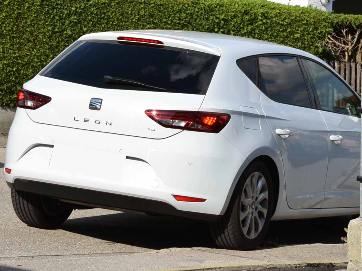 Tönungsfolie passgenau zugeschnitten und professionell montiert auf Seat Leon 3 – Beispiel mit FVB Carbon Folie