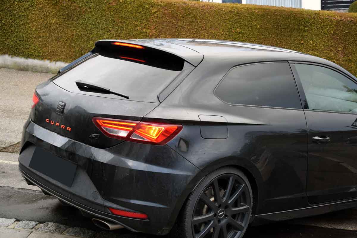 Tönungsfolie passgenau zugeschnitten und professionell montiert auf Seat Leon SC 3 – Beispiel mit FVB Carbon Folie