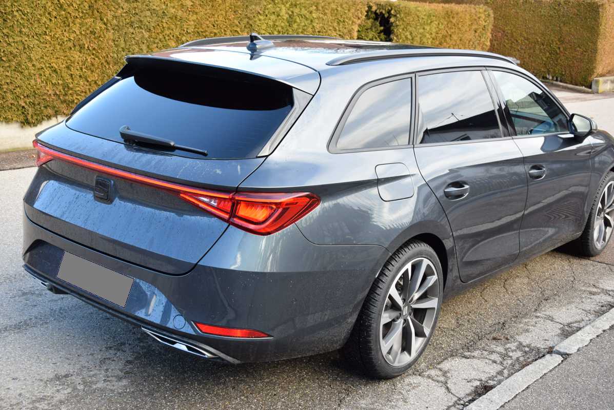 Tönungsfolie passgenau zugeschnitten und professionell montiert auf Seat Leon ST 4 – Beispiel mit FVB Carbon Folie