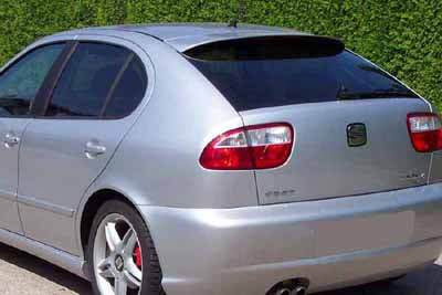 Tönungsfolie passgenau zugeschnitten und professionell montiert auf Seat Leon – Beispiel mit FVB Carbon Folie