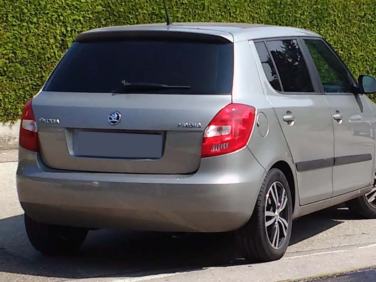 Tönungsfolie passgenau zugeschnitten und professionell montiert auf Skoda Fabia 2 – Beispiel mit FVB Carbon Folie