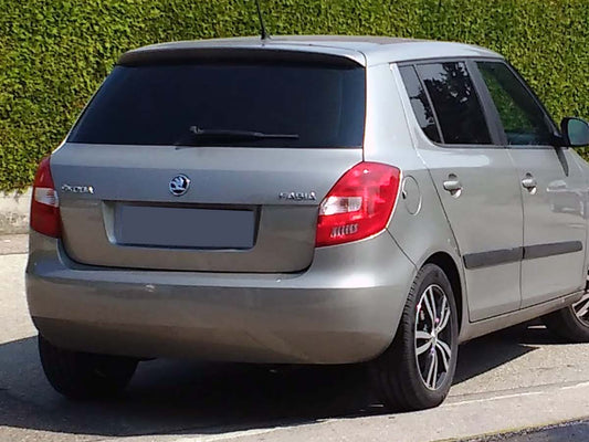 Tönungsfolie passgenau zugeschnitten und professionell montiert auf Skoda Fabia 2 – Beispiel mit FVB Carbon Folie