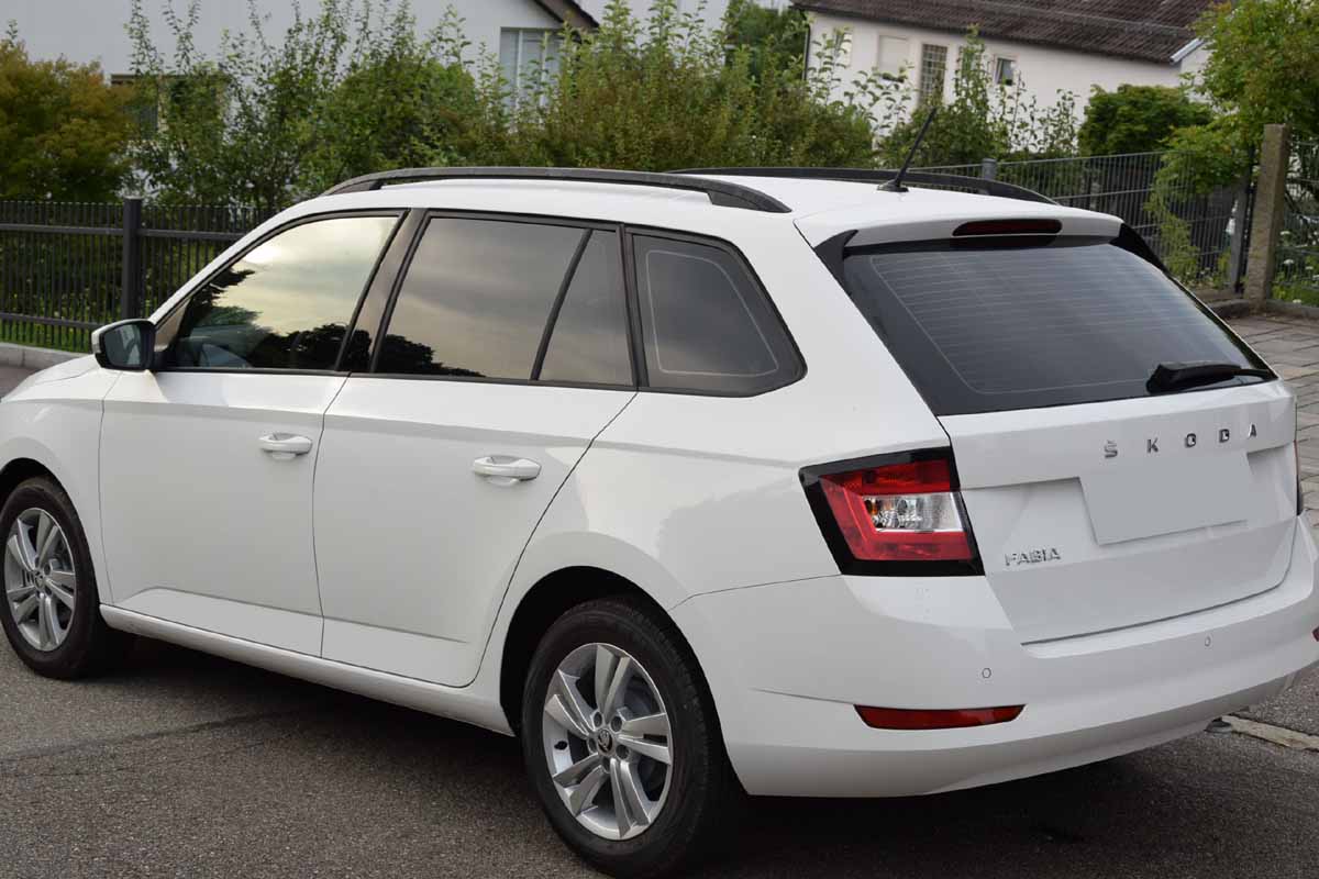 Tönungsfolie passgenau zugeschnitten und professionell montiert auf Skoda Fabia Kombi 3 – Beispiel mit FVB Carbon Folie