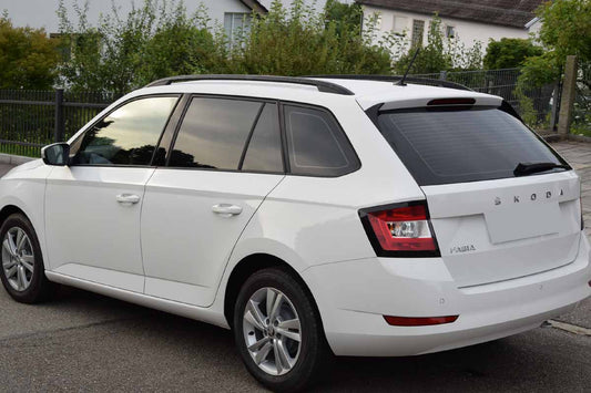 Tönungsfolie passgenau zugeschnitten und professionell montiert auf Skoda Fabia Kombi 3 – Beispiel mit FVB Carbon Folie