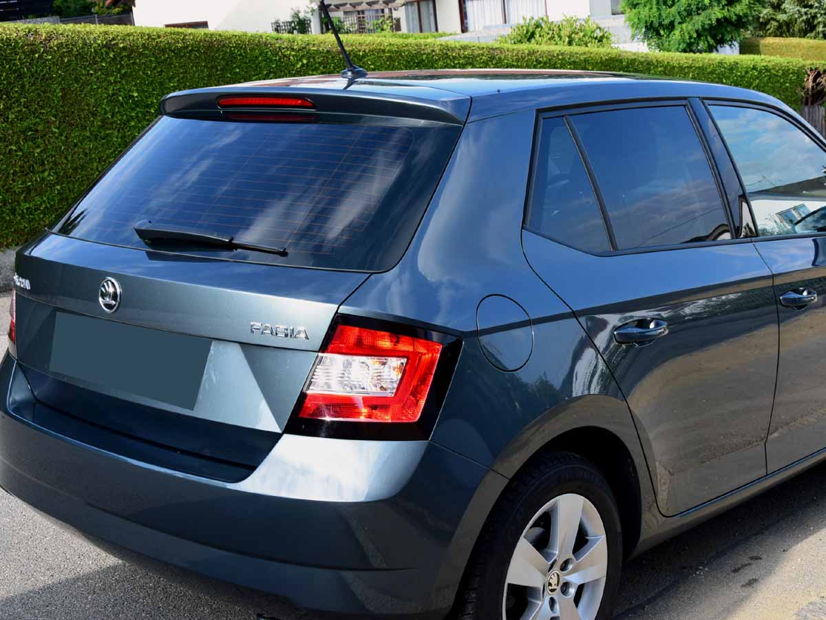 Tönungsfolie passgenau zugeschnitten und professionell montiert auf Skoda Fabia 3 – Beispiel mit FVB Carbon Folie