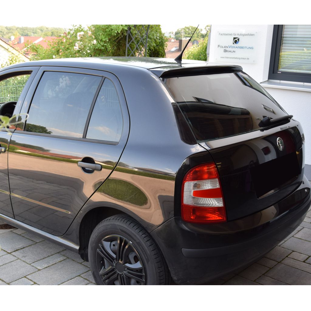 Tönungsfolie passgenau zugeschnitten und professionell montiert auf Skoda Fabia 6Y – Beispiel mit FVB Carbon Folie