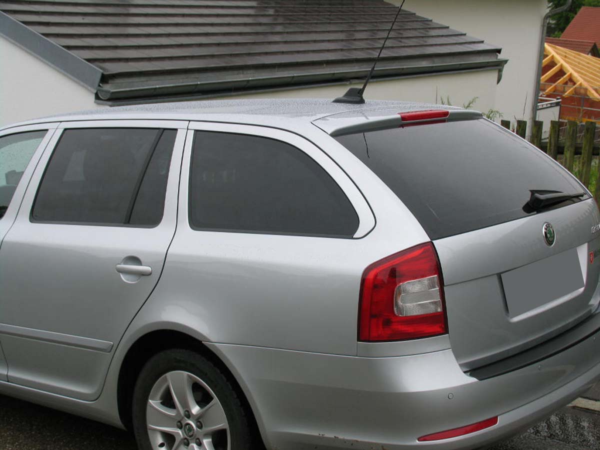 Tönungsfolie passgenau zugeschnitten und professionell montiert auf Skoda Octavia Kombi 2 – Beispiel mit FVB Carbon Folie