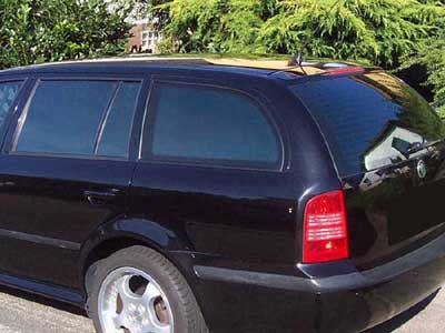 Tönungsfolie passgenau zugeschnitten und professionell montiert auf Skoda Octavia Kombi – Beispiel mit FVB Carbon Folie