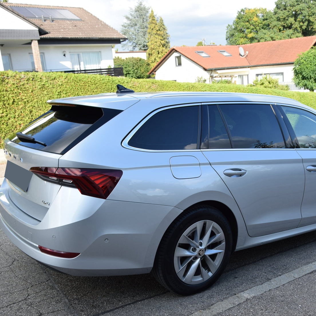 Tönungsfolie passgenau zugeschnitten und professionell montiert auf Skoda Octavia Kombi 4 – Beispiel mit FVB Carbon Folie
