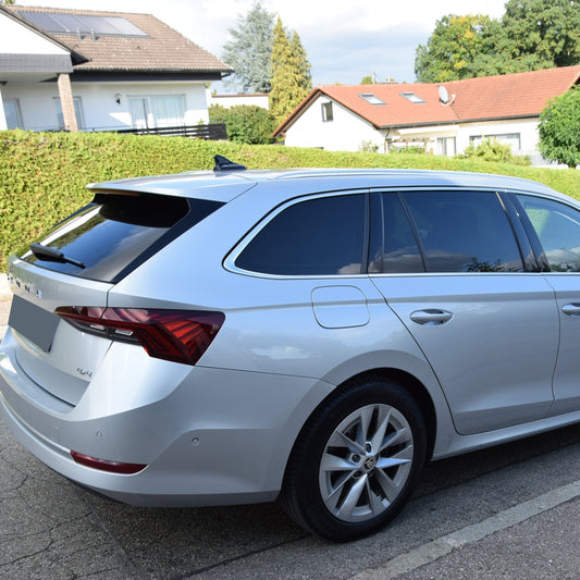 Tönungsfolie passgenau zugeschnitten und professionell montiert auf Skoda Octavia Kombi 4 – Beispiel mit FVB Carbon Folie