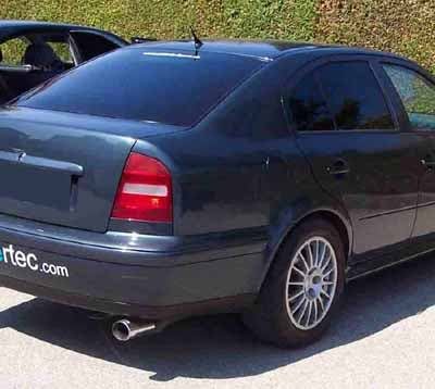 Tönungsfolie passgenau zugeschnitten und professionell montiert auf Skoda Octavia Limousine – Beispiel mit FVB Carbon Folie