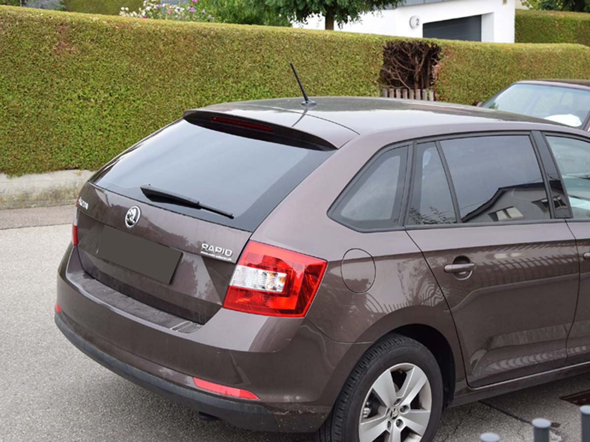 Tönungsfolie passgenau zugeschnitten und professionell montiert auf Skoda Rapid Spaceback – Beispiel mit FVB Carbon Folie