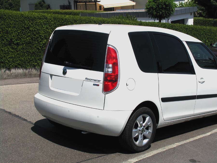 Tönungsfolie passgenau zugeschnitten und professionell montiert auf Skoda Roomster – Beispiel mit FVB Carbon Folie