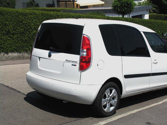 Tönungsfolie passgenau zugeschnitten und professionell montiert auf Skoda Roomster – Beispiel mit FVB Carbon Folie