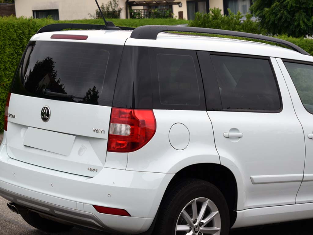 Tönungsfolie passgenau zugeschnitten und professionell montiert auf Skoda Yeti – Beispiel mit FVB Carbon Folie