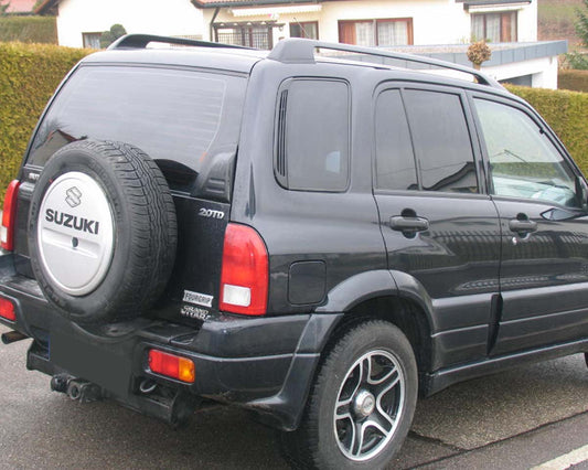 Tönungsfolie passgenau zugeschnitten und professionell montiert auf Suzuki Grand Vitara FT 5-Türer – Beispiel mit FVB Carbon Folie