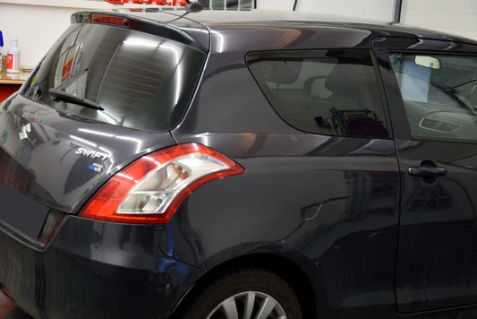 Tönungsfolie passgenau zugeschnitten und professionell montiert auf Suzuki Swift FZ 3-Türer – Beispiel mit FVB Carbon Folie