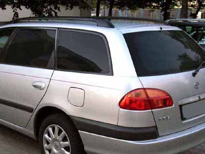 Tönungsfolie passgenau zugeschnitten und professionell montiert auf Toyota Avensis Kombi T22 – Beispiel mit FVB Carbon Folie