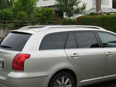 Tönungsfolie passgenau zugeschnitten und professionell montiert auf Toyota Avensis Kombi T25 – Beispiel mit FVB Carbon Folie