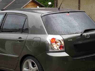 Tönungsfolie passgenau zugeschnitten und professionell montiert auf Toyota Corolla E12 5-Türer – Beispiel mit FVB Carbon Folie