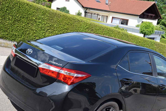 Tönungsfolie passgenau zugeschnitten und professionell montiert auf Toyota Corolla E17 – Beispiel mit FVB Carbon Folie